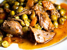 Gebraden lamsbout met groene olijven